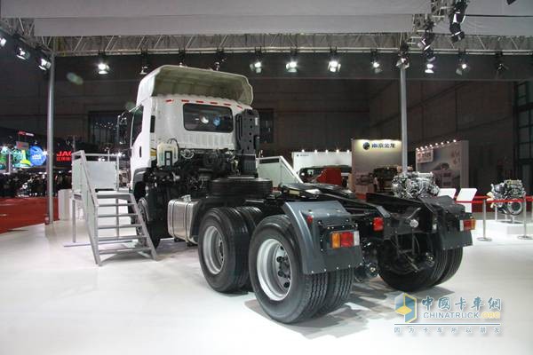 庆铃·五十铃 VC46 370马力 6X4 国四 牵引车