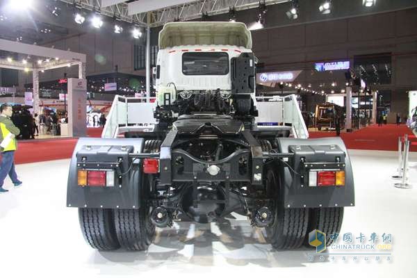 庆铃·五十铃 VC46 370马力 6X4 国四 牵引车