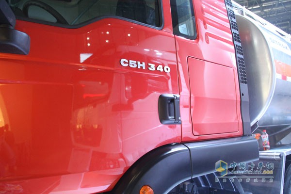 中国重汽SITRAK汕德卡C5H 国五 空气悬架 32T总重8X4燃油运输车