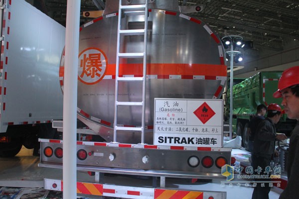 中国重汽SITRAK汕德卡C5H 国五 空气悬架 32T总重8X4燃油运输车