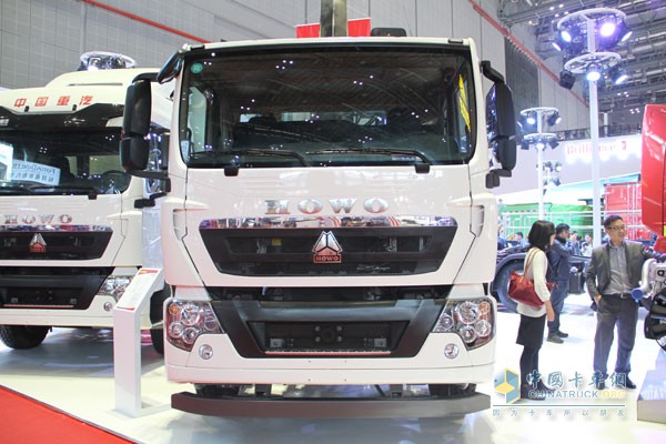 中国重汽HOWO T5G 国五 AMT 280马力8X4随车吊（希尔博上装）