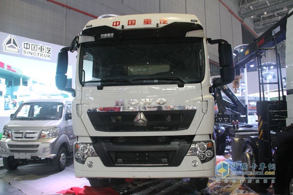 中国重汽HOWO T5G 国五 AMT 280马力8X4随车吊（希尔博上装）