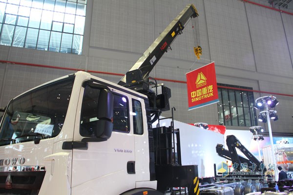 中国重汽HOWO T5G 国五 AMT 280马力8X4随车吊（希尔博上装）