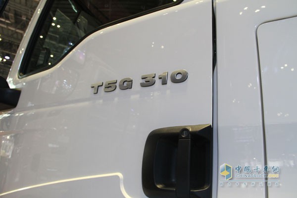 中国重汽HOWO T5G 国五 AMT 280马力8X4随车吊（希尔博上装）