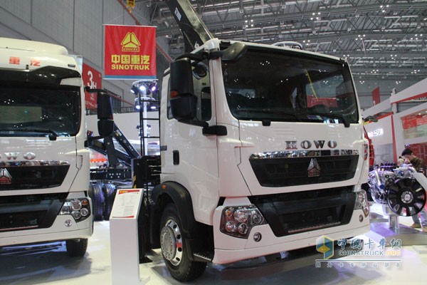 中国重汽HOWO T5G 国五 AMT 280马力8X4随车吊（希尔博上装）