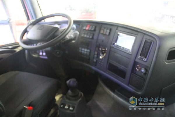 中国重汽HOWO T7H 国五 AMT 440马力6X4牵引车
