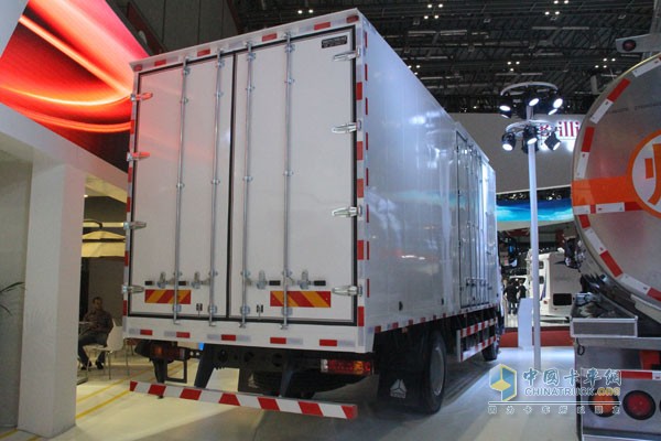 中国重汽HOWO T5G 国五 180马力4X2 厢式中卡