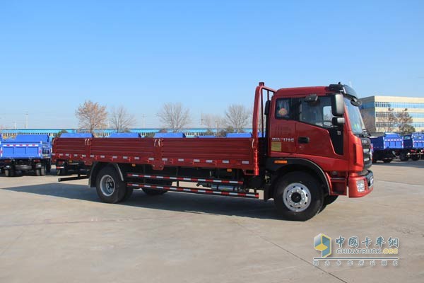 瑞沃中卡 康明斯国Ⅳ动力 4×2 标载型侧面