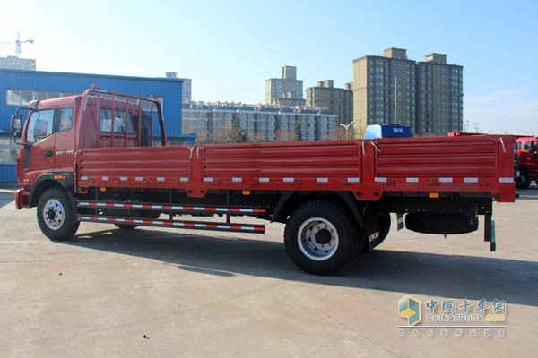 瑞沃中卡 康明斯国Ⅳ动力 4×2 标载型斜背面