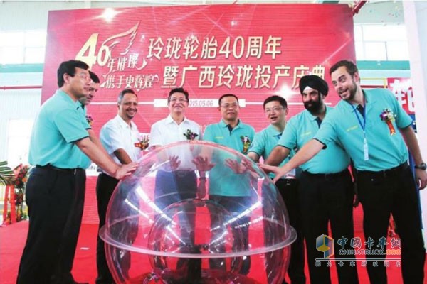 柳州市委书记郑俊康和各方嘉宾在企业的生产车间为玲珑轮胎40周年暨广西玲珑投产揭幕