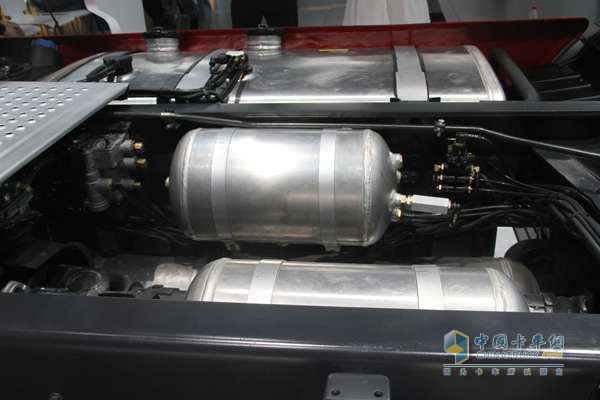 上汽依维柯红岩 杰狮S100 6X4 480马力 牵引车