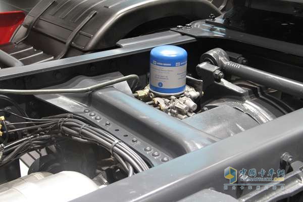 上汽依维柯红岩 杰狮S100 6X4 480马力 牵引车