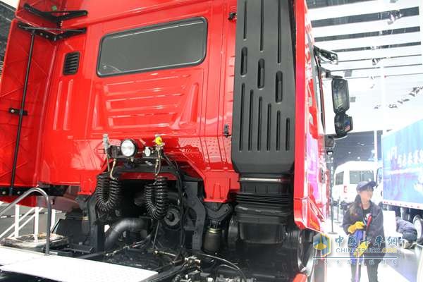 上汽依维柯红岩 杰狮S100 6X4 480马力 牵引车