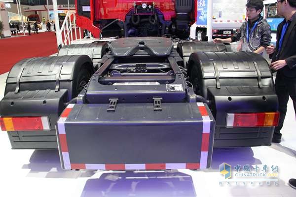 上汽依维柯红岩 杰狮S100 6X4 480马力 牵引车