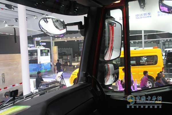 上汽依维柯红岩 杰狮S100 6X4 480马力 牵引车