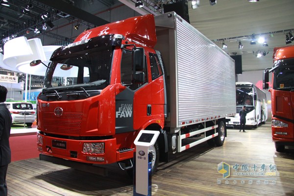 解放 J6L 翼展式厢式载货车