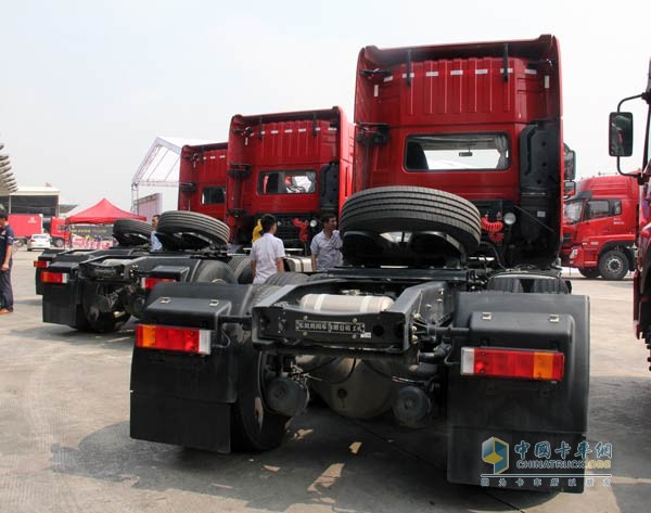 东风商用车 东风天龙 启航版 6 ×4  雷诺Dci 420马力 牵引车