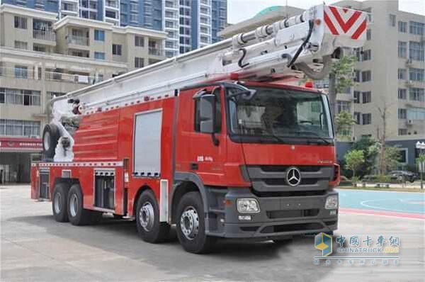 采用进口奔驰卡车底盘打造的60m举高喷射消防车