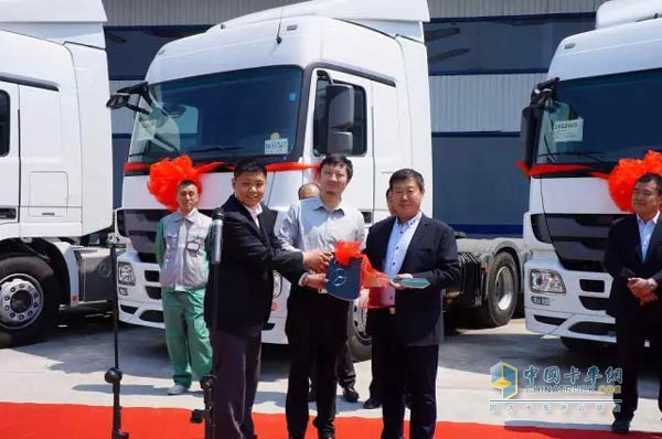 10辆奔驰Actros 2644交付哈尔滨龙港物流