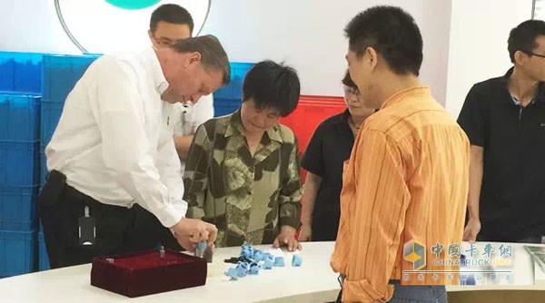 无锡康明斯工作人员进行指导