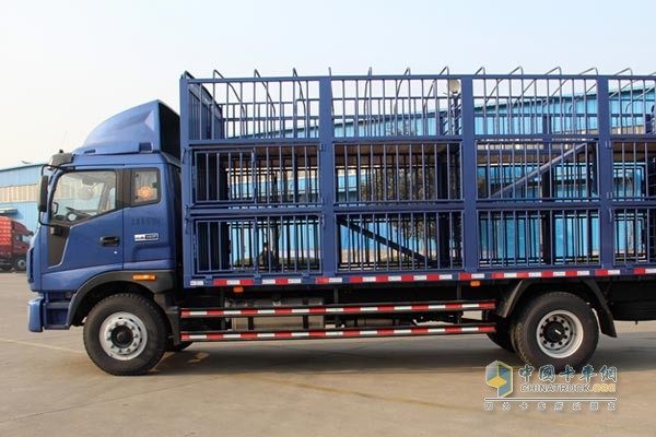 瑞沃中卡康明斯国四168马力 4×2 仓栏仓栅车
