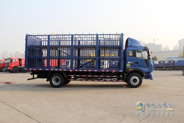 瑞沃中卡康明斯国四168马力 4×2 仓栏仓栅车