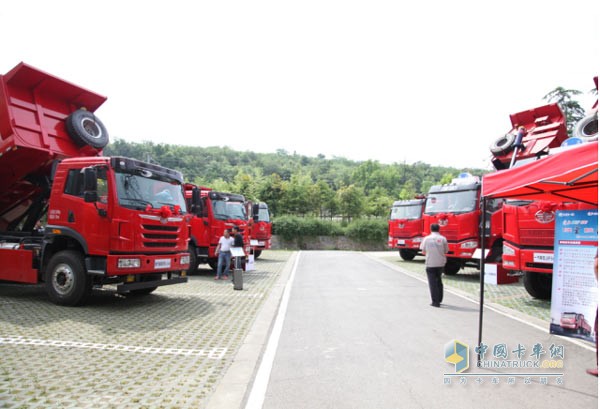 一汽解放6X4自卸车