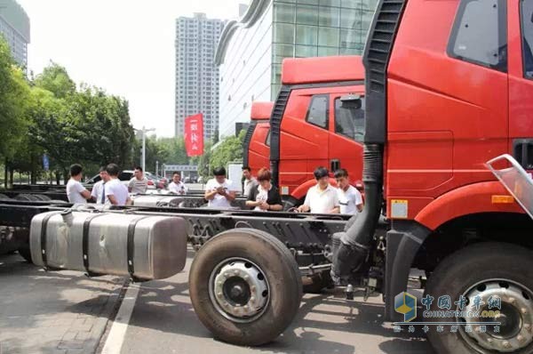 用户参观解放J6P载货车