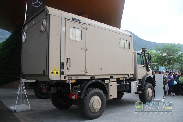 梅赛德斯-奔驰乌尼莫克（Unimog）U5000 4X4移动维修车底盘