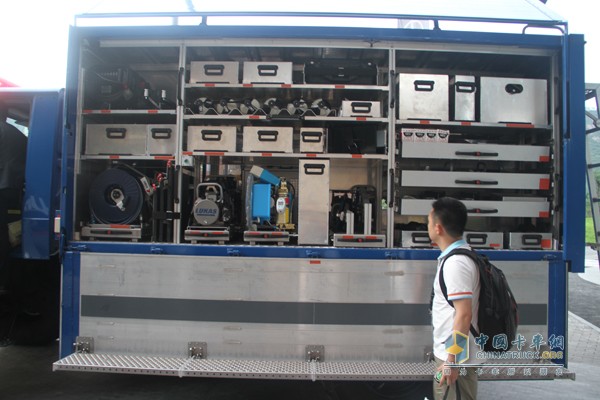 梅赛德斯-奔驰乌尼莫克（Unimog）U4000 4X4地震救援车底盘