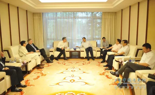 东风公司董事长竺延风与康明斯公司集团副总裁曹思德一行进行会晤 