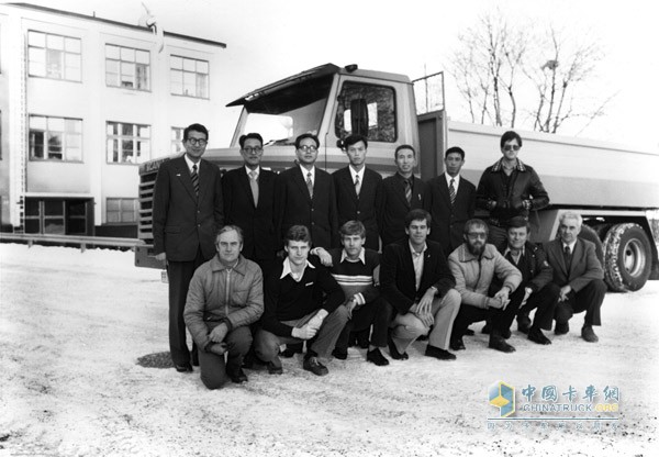 1980年瑞典斯堪尼亚售后服务学校，中国林业部代表团与授课教师合影