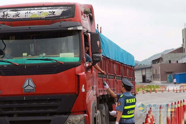 湖南省高速公路管理局郴州管理处路政大队在高速公路服务区查处超限超载车辆