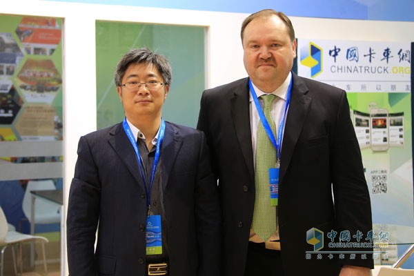 卡车网总编吴永强（左）与安徽江淮纳威司达柴油发动机有限公司总经理Tony Sutto合影