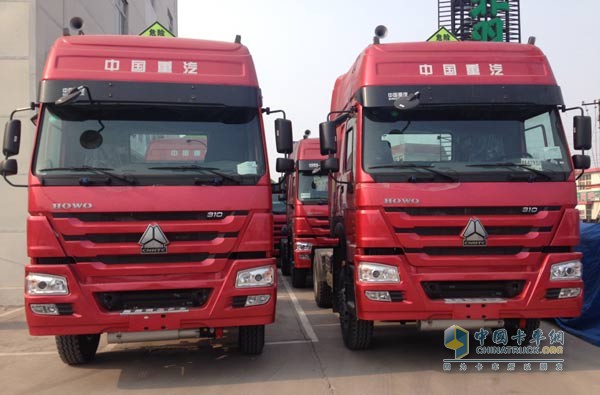中国重汽豪沃4X2危险品牵引车