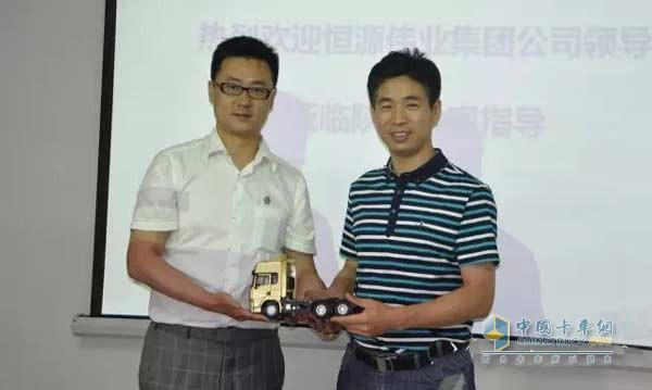 陕重汽汽车工程研究院副院长邵国强向恒源伟业集团副总裁刘振雄赠送3000车模
