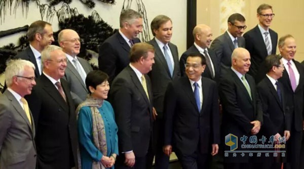 李克强与代表们合影，后排右一为康明斯董事长兼首席执行官兰博文（Tom Linebarger）