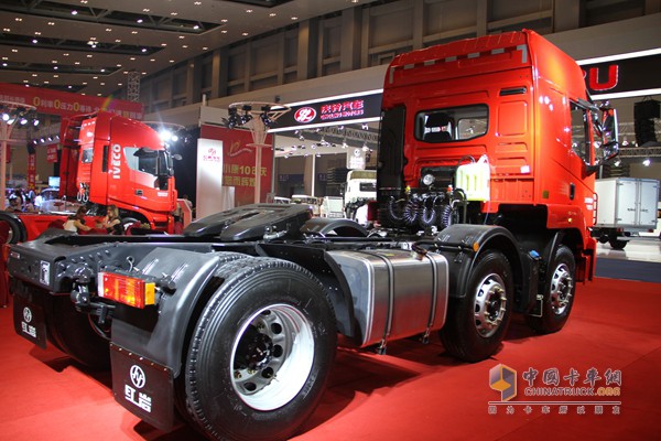 上汽依维柯红岩 杰卡 390马力 6X2 牵引车