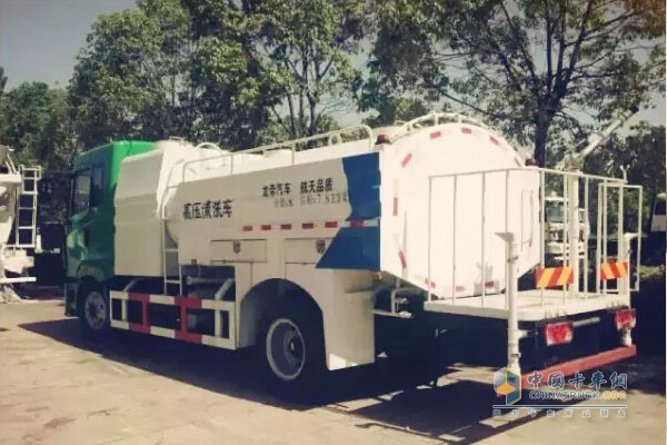 装配华菱汉马H3底盘高压清洗、绿化喷洒两用车型下线