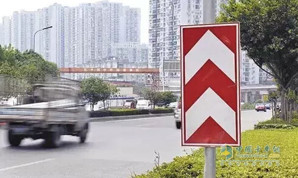 线形诱导标志