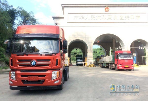 重汽王牌中重卡出口越南 首台发车