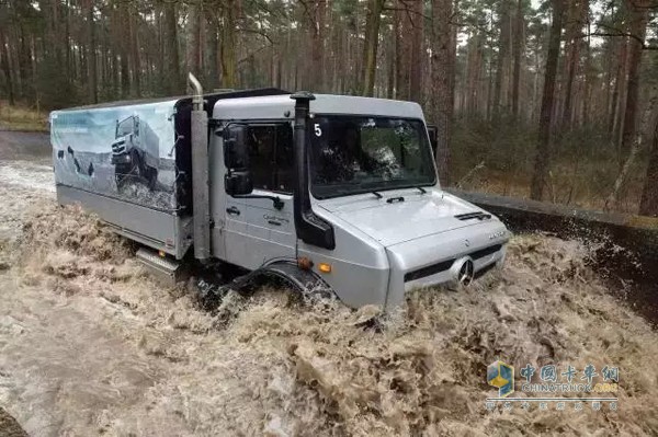 梅赛德斯奔驰乌尼莫克越野卡车