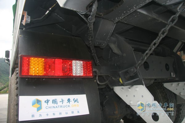 中国首款4轴智能环保渣土车尾灯