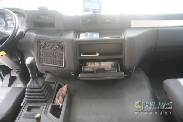 联合卡车U340 8X4智能环保渣土车（驰田金钢上装）驾驶室空间，拥有多样的储物空间