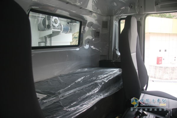 联合卡车U340 8X4智能环保渣土车（驰田金钢上装）卧铺空间