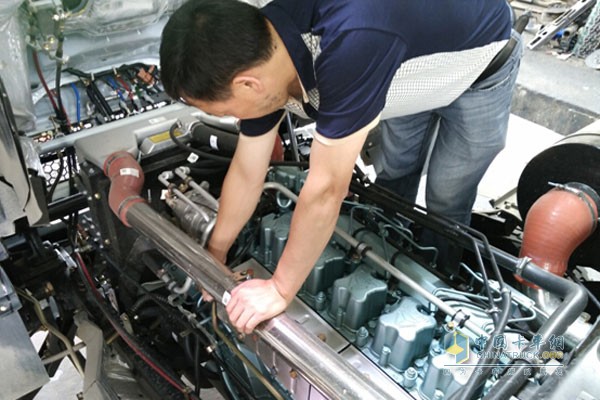 中国重汽集团杭州发动机销售有限公司技术人员检查新车发动机