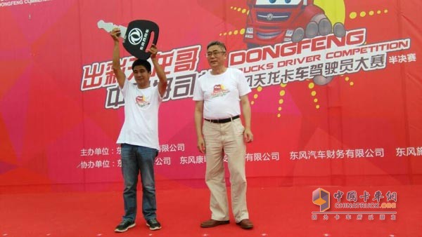 东风天龙旗舰版重卡交付用户