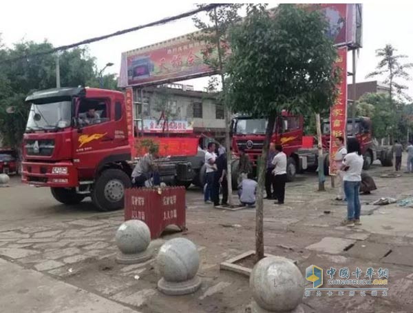 中国重汽斯太尔D7B自卸车走进随州