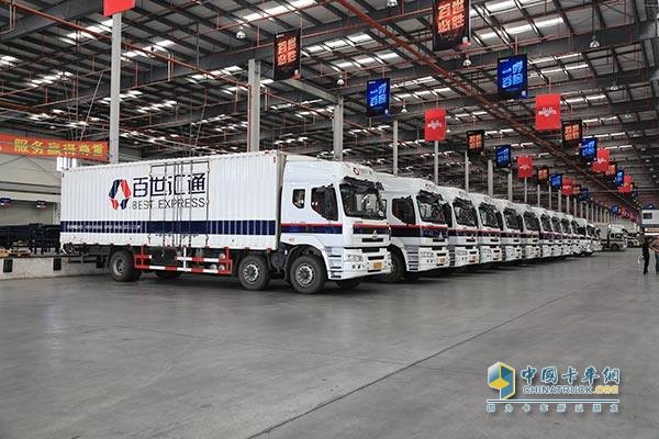 百世汇通已累计采购柳汽乘龙500台，大部分配置的都是康明斯发动机