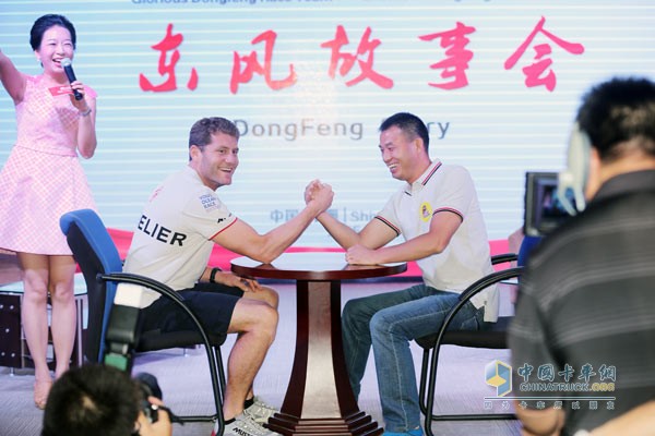 东风号船长夏尔与天龙哥冠军周开胜现场比拼